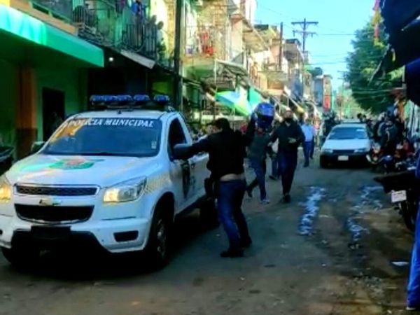 Despeje de la calles del mercado de abasto terminó en una batalla campal - ABC en el Este - ABC Color