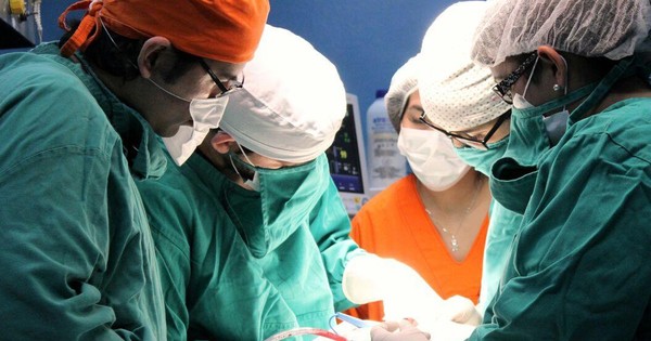 La Nación / Niño recupera movilidad tras compleja cirugía de unión de cráneo