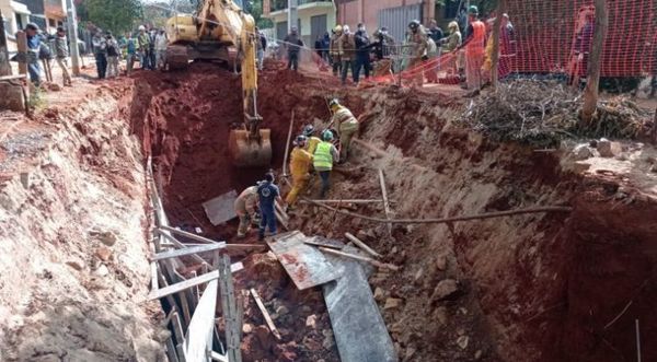 Dos heridos tras derrumbe en obra cloacal de Asunción