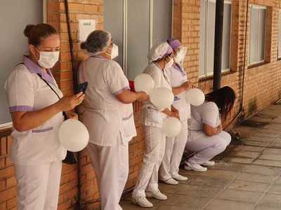 Tras vacunación disminuyeron casos graves de COVID-19 en personal de blanco, afirma gremio de enfermería