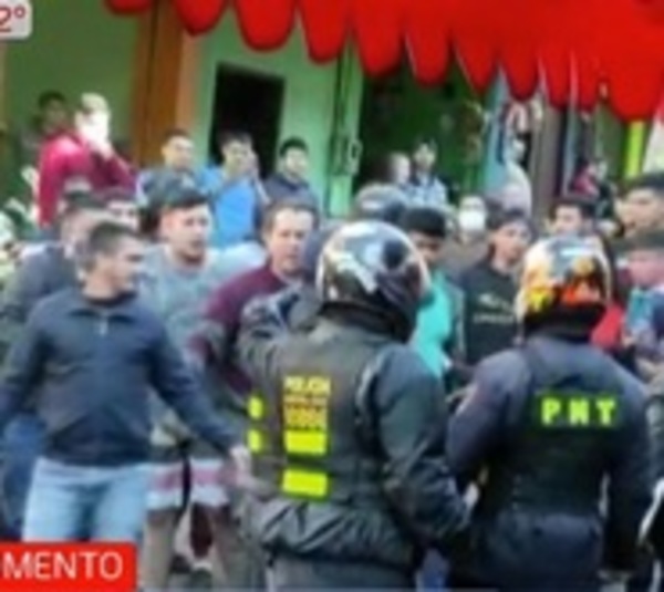 Comerciantes atacan a policías de tránsito en Ciudad del Este - Paraguay.com