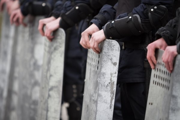 Policía paga hasta G. 99 millones de más por balines de goma y gases lacrimógenos | El Independiente
