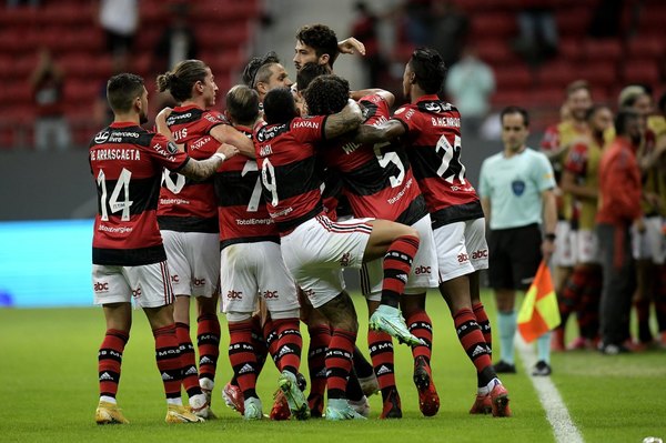 Flamengo de Piris da Motta golea a Defensa y Justicia de Barrios y Fernández
