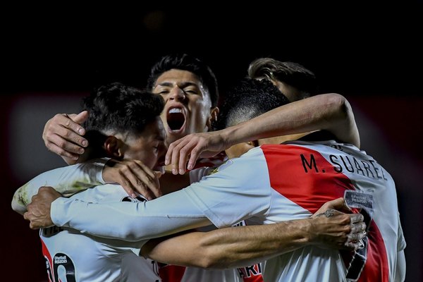 Con Martínez de titular, River elimina a Argentinos y se mete a cuartos