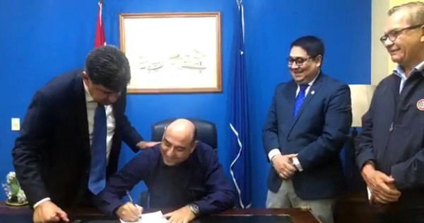 La Nación / “Charlatán de oro” del destituido Ferreiro es ahora asesor del MOPC