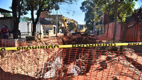 Derrumbe de obra de desagüe deja cuatro trabajadores heridos