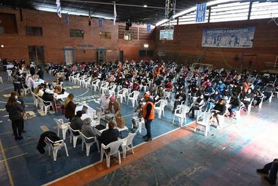 Alrededor de 100.000 jóvenes llenaron de entusiasmo el vacunatorio ex-Aratirí - Nacionales - ABC Color