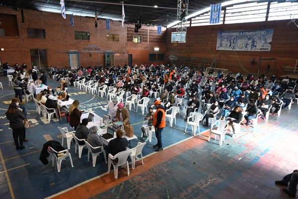 Alrededor de 100.000 jóvenes llenaron de entusiasmo el vacunatorio ex-Aratirí - Nacionales - ABC Color