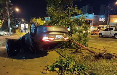 Cuatro ocupantes de un vehículo se fugan tras volcarlo - Nacionales - ABC Color