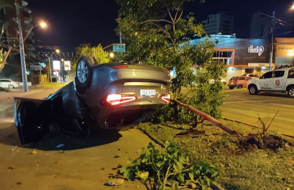 Cuatro ocupantes de un vehículo se fugan tras volcarlo - Nacionales - ABC Color