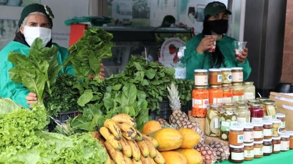 Frente a la sede del Ministerio de la Mujer se realiza feria de productos hortícolas