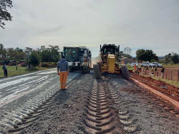 Construcción de nuevos asfaltados en San Pedro y Caaguazú tiene 57% de avance promedio | .::Agencia IP::.