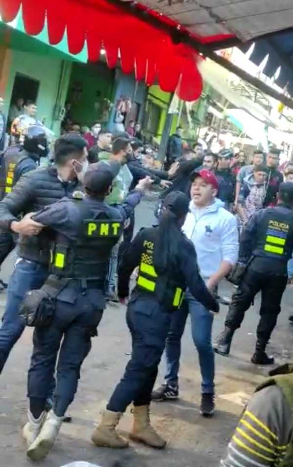 Batalla campal en el mercado de abasto de CDE tras intento de despeje de calles - La Clave