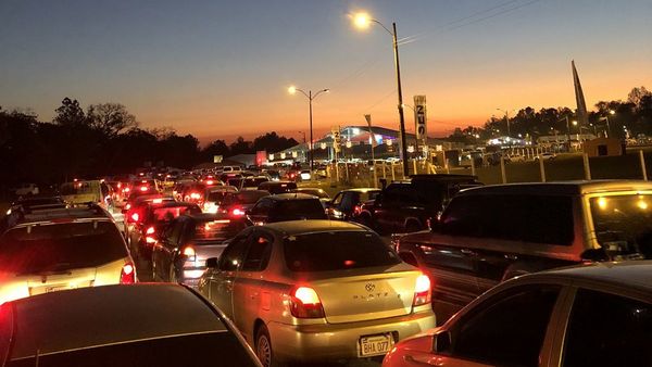 Un "laberinto" y espera de 10 horas para vacunación en el ex Aratirí