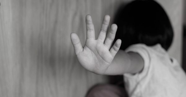 La Nación / Abuelo abusó de su nieta, juez le otorgó prisión domiciliaria y salió a vacunarse contra el COVID-19