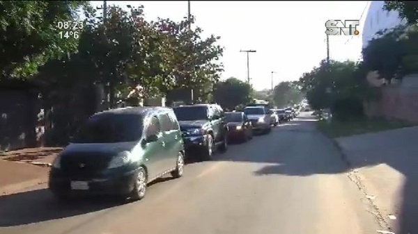 Larguísima fila para ingresar al Autódromo Rubén Dumot - SNT