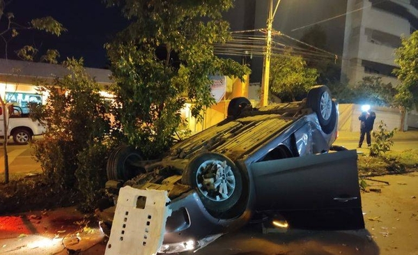 Diario HOY | Ocupantes abandonan vehículo tras volcar sobre una avenida de Asunción