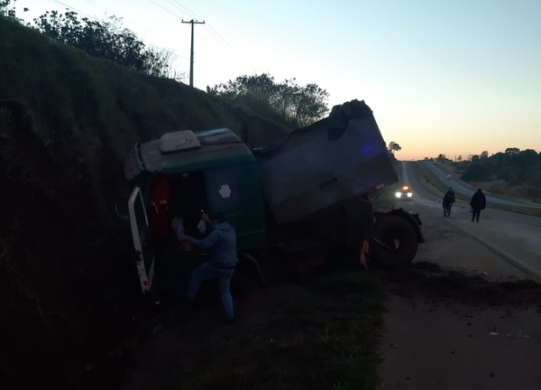 Vuelco de camión deja daños materiales en Yguazú