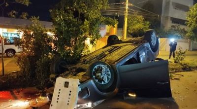 Ocupantes abandonan vehículo tras volcar sobre una avenida de Asunción
