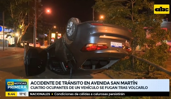 Abandonan automóvil tras vuelco sobre San Martín