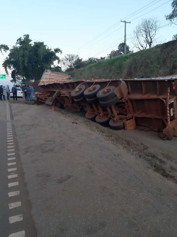 Camión vuelca en Yguazú - La Clave