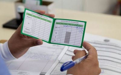 Negarse a la vacuna no es motivo legal de despido laboral