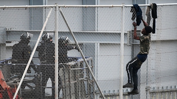Cerca de 240 migrantes saltaron la valla de Melilla que separa Marruecos de España | .::Agencia IP::.