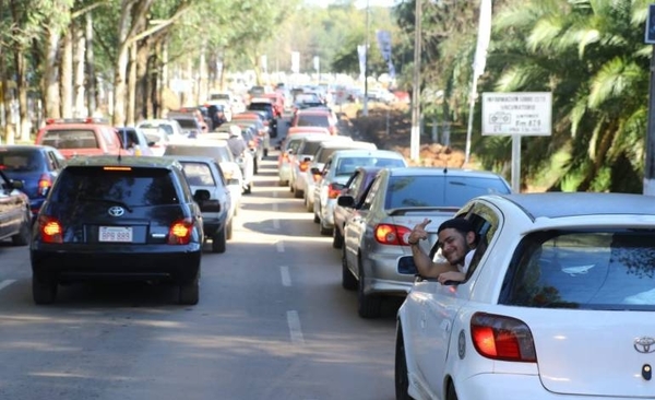 Diario HOY | Caos en ex Aratirí es a causa de ‘avivados’ que se cuelan en la fila