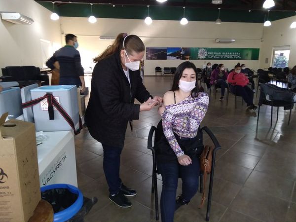 Masiva concurrencia de jóvenes para inmunizarse en Ayolas - Nacionales - ABC Color