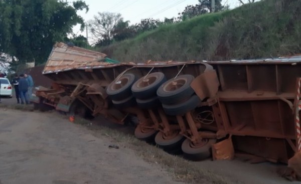 Camión con carga de chía vuelca tras evitar impactar contra automóvil