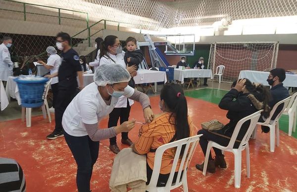 Atención preferencial a madres lactantes en vacunatorio peatonal de CDE - ABC en el Este - ABC Color