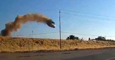 Auto vuela 15 metros antes de chocar en una autopista en EE.UU. - C9N