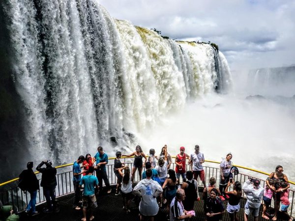 Récord de TURISTAS en las CATARATAS, crisis COMERCIAL en CDE