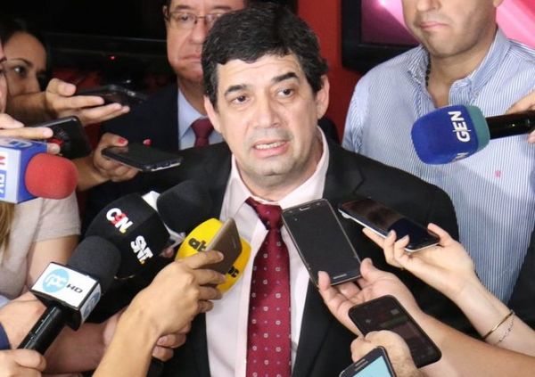 Velázquez sostiene que deberíamos pedir un resarcimiento por deuda ilegal de Itaipu