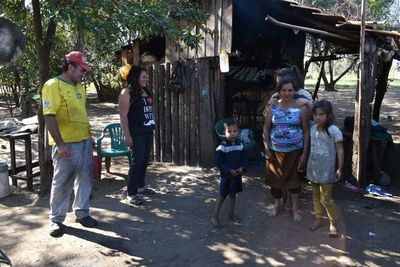 Una familia sobrevive con mandioca y de la caridad de sus vecinos en Ayolas - Nacionales - ABC Color