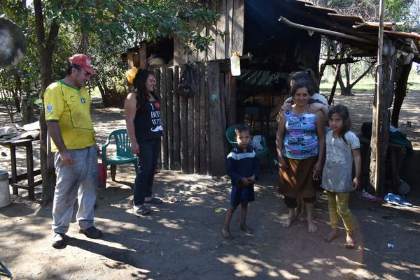Una familia sobrevive con mandioca y de la caridad de sus vecinos en Ayolas - Nacionales - ABC Color