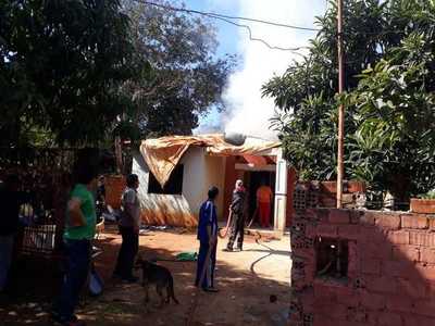 Fuego consume parcialmente una vivienda en Hernandarias