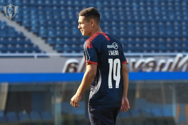 Luego de su paso por Cerro, Sergio Bareiro es presentado en su nuevo club