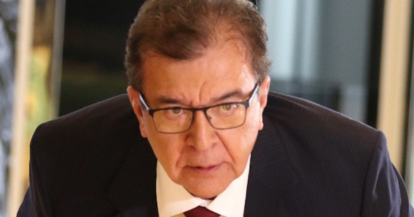 La Nación / Llano denuncia al “Virrey” Duarte Frutos por comprar columnas de “oro”