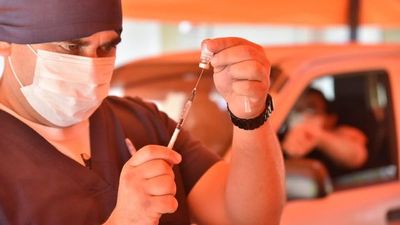 Casi la mitad de adultos en edad de riesgo están aún sin vacunarse
