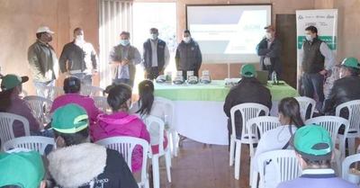 Capacitan en educación financiera a agricultores de Ytakyry