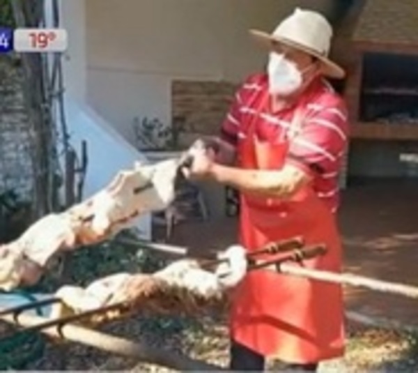 Médico vence al covid y lo celebra repartiendo asado y bocaditos - Paraguay.com