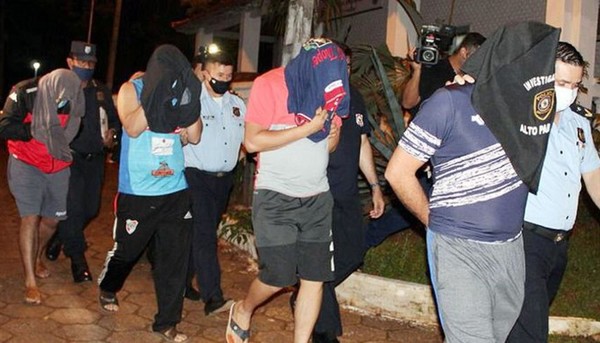 Policías que extorsionaron a brasileños en Torín son acusados e irán a juicio oral - La Clave