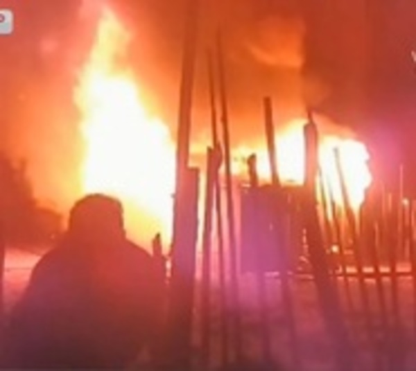 Mujer en aparente estado etílico provoca incendio en humilde vivienda - Paraguay.com