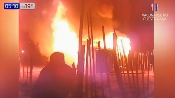 Mujer en presunto estado etílico incendia una humilde vivienda | Noticias Paraguay