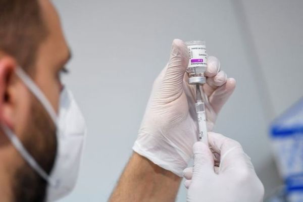El laboratorio AstraZeneca anunció que su vacuna contra el coronavirus es altamente eficaz contra las variantes Beta y Delta