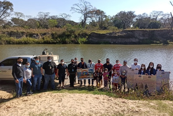 Siembran 3.000 peces juveniles para repoblar de pacú el río Tebicuary | .::Agencia IP::.