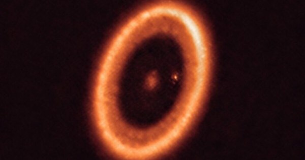 La Nación / Detectaron disco de gas y polvo alrededor de un planeta extrasolar
