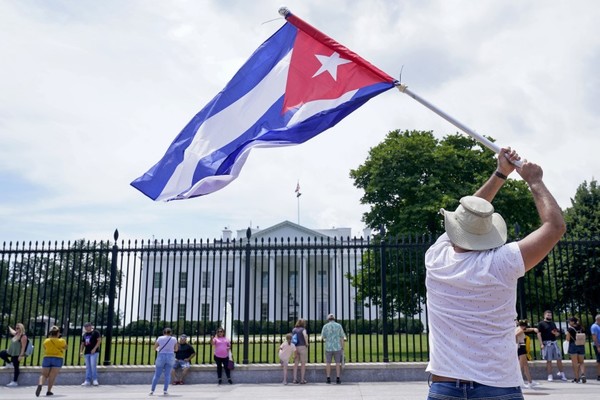 Biden anunció que está trabajando para dar acceso a internet a Cuba
