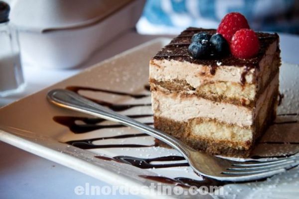 El tiramisú es una de las recetas de confituras más famosas de la cocina italiana, que se ha convertido en un postre tradicional